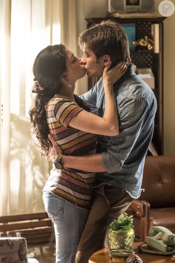 Em 'Totalmente Demais', Débora (Olivia Torres) perderá a virgindade com Charles (Raphael Sander)