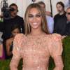 A cantora Beyoncé foi eleita a mais bem-vestida do evento, segundo a revista 'Vanity Fair', mas virou piada na internet e chegou a ser comparada a uma camisinha