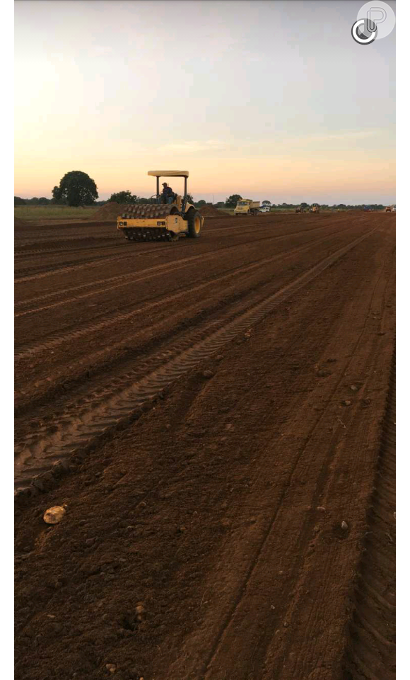'Fazendo a pista asfaltada aqui na fazenda', disse Gusttavo Lima em seu Snapchat