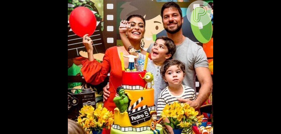 Juliana Paes posa com a família durante a comemoração de cinco anos de Pedro, seu primogênito