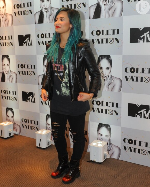 Demi Lovato participou de uma coletiva de imprensa para os jornalistas brasileiros