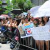 Os Fãs de Demi Lovato estão desde o sábado, data que a artista chegou, acampados na frente do hotel ela está hospedada, em São Paulo