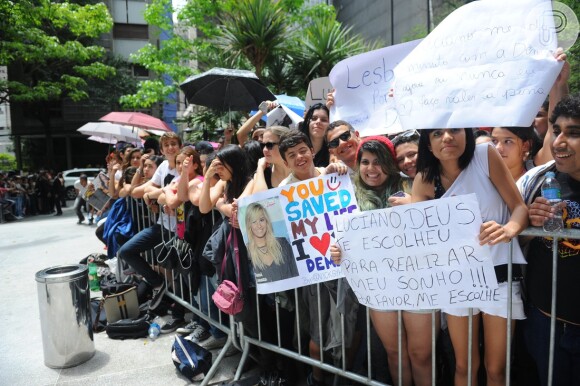 Os Fãs de Demi Lovato estão desde o sábado, data que a artista chegou, acampados na frente do hotel ela está hospedada, em São Paulo