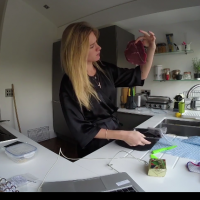 Fiorella Mattheis prepara bife em sua casa em Londres: 'Estrear minhas panelas'