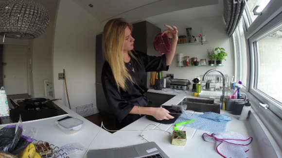 Fiorella Mattheis prepara bife em sua casa em Londres: 'Estrear minhas panelas'
