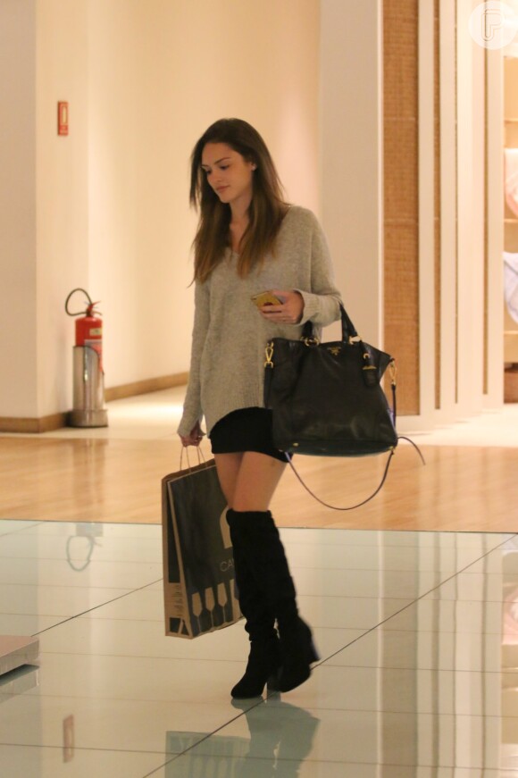 Isabelle Drummond, de bota e saia, passeia no shopping com o novo visual nesta quinta-feira, dia 05 de maio de 2016