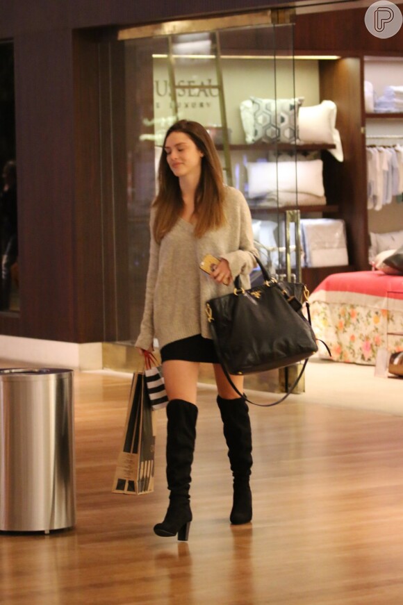 Isabelle Drummond, de bota e saia, passeia no shopping com o novo visual nesta quinta-feira, dia 05 de maio de 2016