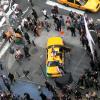 Cara Delevingne chama a atenção dos curiosos que passam pela Times Square, em Nova York