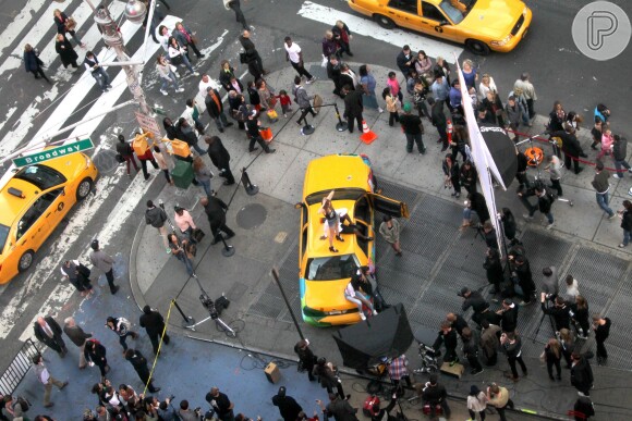 Cara Delevingne chama a atenção dos curiosos que passam pela Times Square, em Nova York