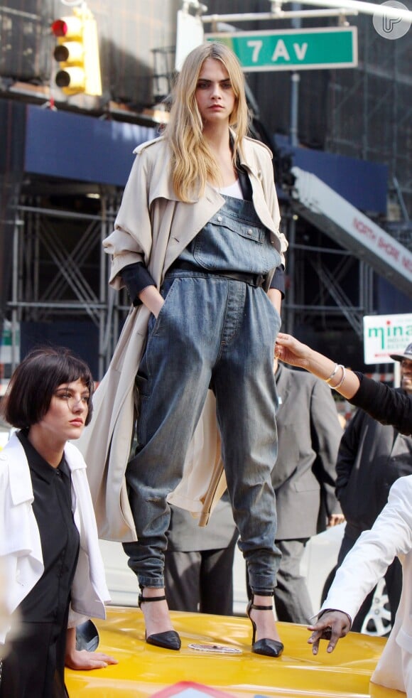 Cara Delevingne troca de roupas diversas vezes durante ensaio em Nova York