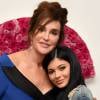 Caitlyn Jenner posa ao lado de sua filha Kylie Jenner ao receber homenagem no Glamour Women Of The Year