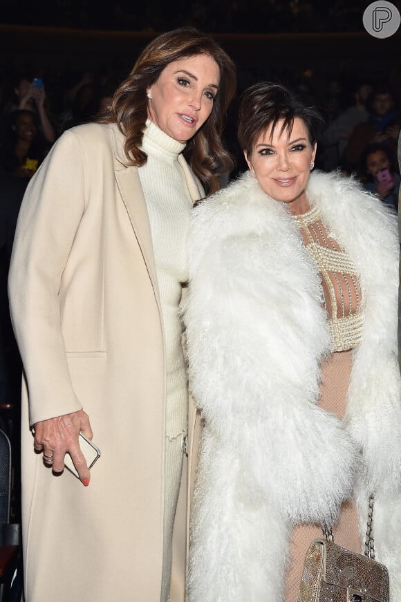 Caitlyn Jenner posa para foto ao lado de sua ex-mulher Kris Jenner, durante evento