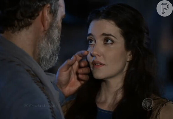 Miriã (Larissa Maciel) corre atrás de Hur (Floriano Peixoto), lhe pede perdão e ganha um beijo do joalheiro, na novela 'Os Dez Mandamentos - Nova Temporada'