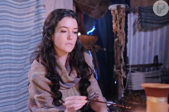 Miriã (Larissa Maciel) fica incomodada ao ver os preparativos para os casamentos no acampamento, na novela 'Os Dez Mandamentos - Nova Temporada'