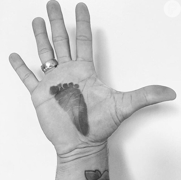 Ex-BBB Fernando Medeiros postou uma foto do carimbo do pezinho de Lucca em seu Instagram 