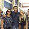O ex-BBB Matheus posa com os pais, Socorro e Ninho, a irmã e o namorado dela no aeroporto do Rio de Janeiro