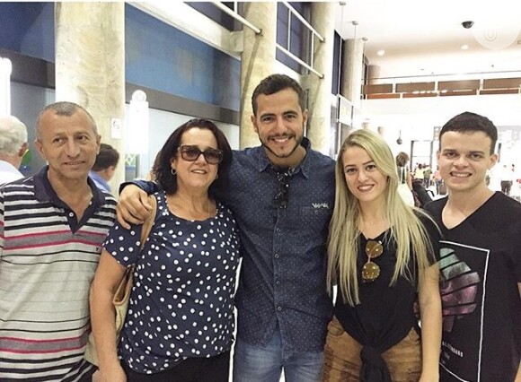O ex-BBB Matheus posa com os pais, Socorro e Ninho, a irmã e o namorado dela no aeroporto do Rio de Janeiro