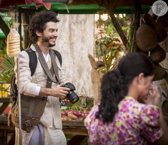 Martim (Lee Taylor) voltou para pesquisar sobre a família de sua mãe, Leonor (Marina Nery), na novela 'Velho Chico'