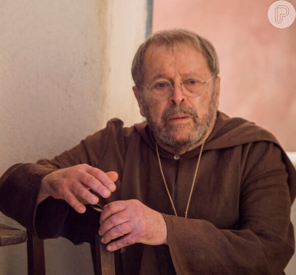 Padre Benício (Carlos Vereza) se assusta com as vozes e reza a missa, a pedido de Martim (Lee Taylor) na novela 'Velho Chico'