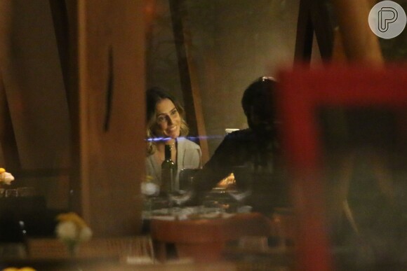 Eles foram flagrados durante um jantar romântico no shopping do Rio