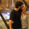 Deborah Secco beija o marido Hugo Moura durante passeio em shopping do Rio nesta sexta-feira, dia 06 maio de 2016