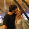 Deborah Secco beija o marido Hugo Moura durante passeio em shopping do Rio nesta sexta-feira, dia 06 maio de 2016