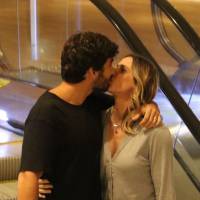 Deborah Secco troca beijos com o marido, Hugo Moura, em shopping do RJ. Fotos!