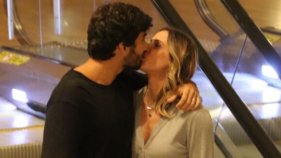 Deborah Secco troca beijos com o marido, Hugo Moura, em shopping do RJ. Fotos!