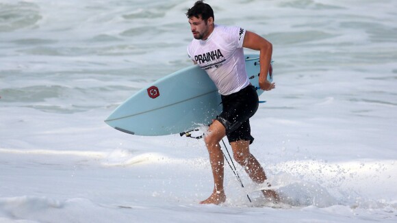 Cauã Reymond se classifica para semifinal em campeonato de surfe, no Rio. Fotos!