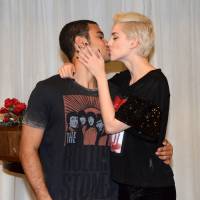 Sophia Abrahão beija o namorado, Sérgio Malheiros, antes de show em São Paulo