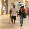 Juliana Paes passeia por shopping do Rio de Janeiro de mãos dadas com o marido, Carlos Eduardo Baptista