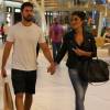 Juliana Paes passeia por shopping do Rio de Janeiro de mãos dadas com o marido, Carlos Eduardo Baptista