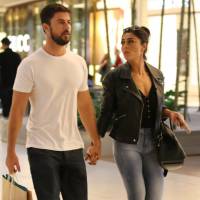 Juliana Paes passeia de mãos dadas com o marido e posa com fãs em shopping do RJ