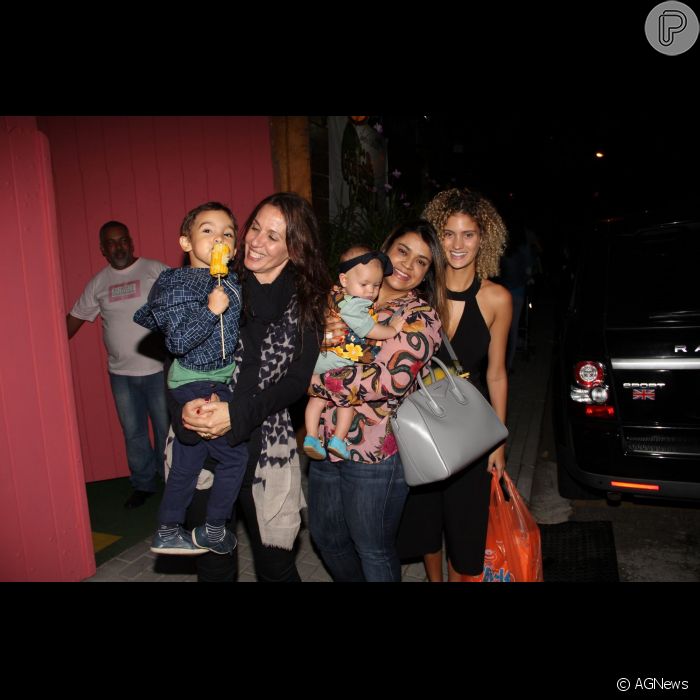 Preta Gil com a neta Sol de Maria no colo Purepeople Preta Gil com a neta Sol de Maria no colo Purepeople