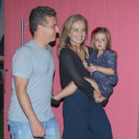 Luciano Huck e Angélica levam Eva, de 3 anos, à festa do filho de Regina Casé
