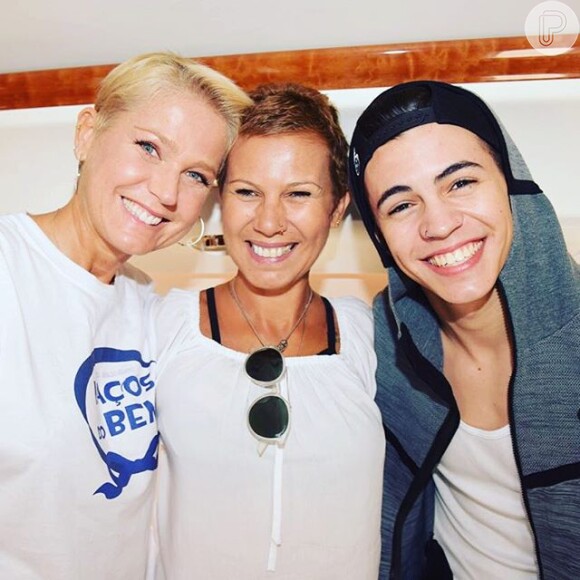 Biel posa ao lado da mãe e da apresentadora Xuxa