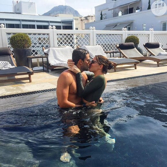 Luma Costa beija o marido em tarde de piscina com a amiga Marina Ruy Barbosa