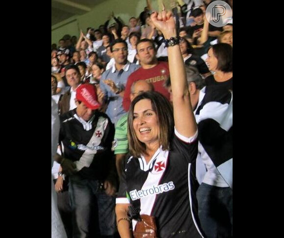Fátima Bernardes comemora vitória do Vasco da Gama no Campeonato Carioca, em 8 de maio de 2016