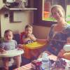 Luana Piovani posa dando comida aos três filhos, em 8 de maio de 2016