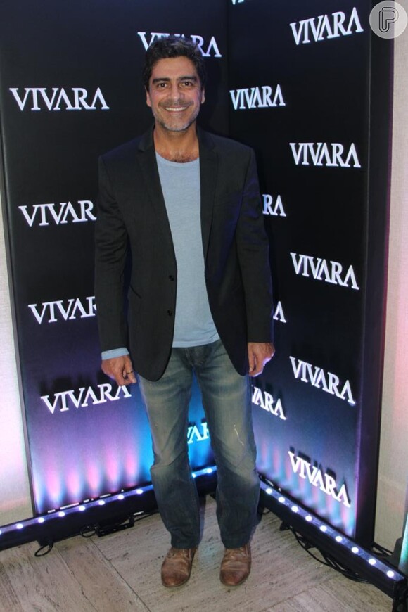 Junno Andrade, namorado da apresentadora Xuxa, prestigiou o lançamento da campanha de Natal da joalheria Vivara, na noite desta terça-feira, 15 de outubro de 2013