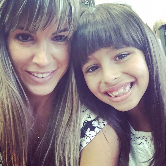 Em 2015, Vitória também adotou o mesmo corte de cabelo da mãe, Joana Prado, com franjinha