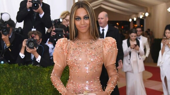 Ritual de Beyoncé para entrar em vestido de látex é revelado: 'Lubrificante'