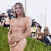 Ritual de Beyoncé para entrar em vestido de látex é revelado: 'Lubrificante'