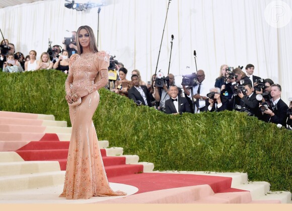 Ritual de Beyoncé para entrar em vestido de látex é revelado: 'Lubrificante'
