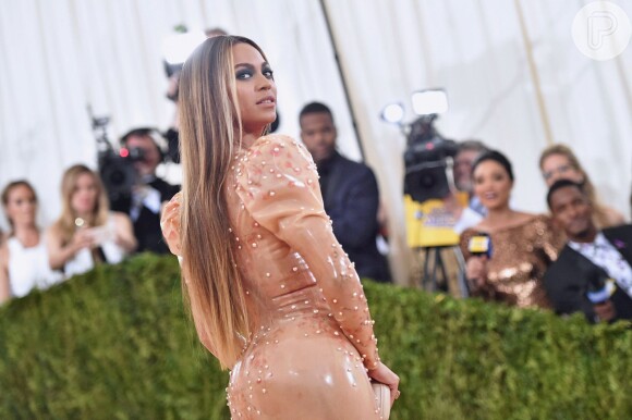 Beyoncé causou no baile de gala do Met, em Nova York, nos EUA, no dia 2 de maio de 2016, ao comparecer no evento com um vestido de látex da grife Givenchy