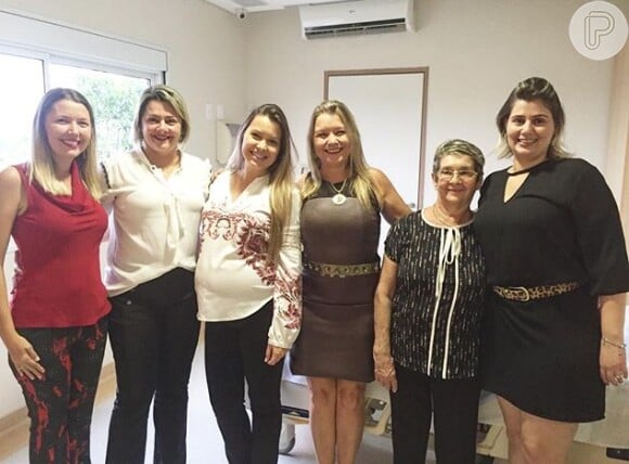 Munhoz, da dupla com Mariano, compartilhou foto da mãe de sua filha, Íris, em hospital de Campo Grande (MS). A estudante de arquitetura Viviane Zeni é a terceira da esquerda para a direita