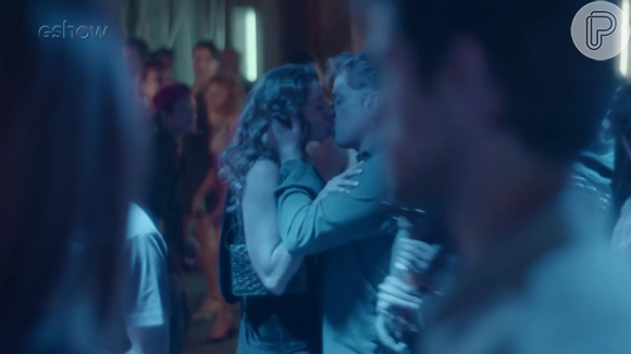 Em 'Totalmente Demais', Arthur (Fábio Assunção) vai beijar Natasha (Lavínia Vlasak) na boate para provocar ciúmes em Eliza (Marina Ruy barbosa)