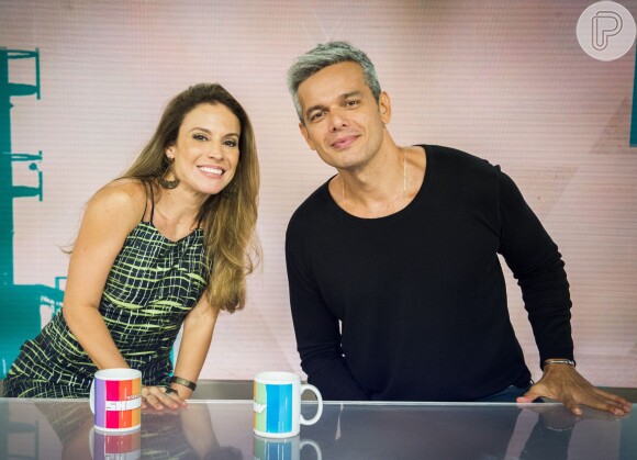A apresentadora Maíra Charken divide a bancada ao lado do apresentador Otaviano Costa