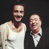 Tiago Iorc se diverte ao comentar foto com Raul Gil nos bastidores do programa nesta segunda-feira, dia 09 de maio de 2016