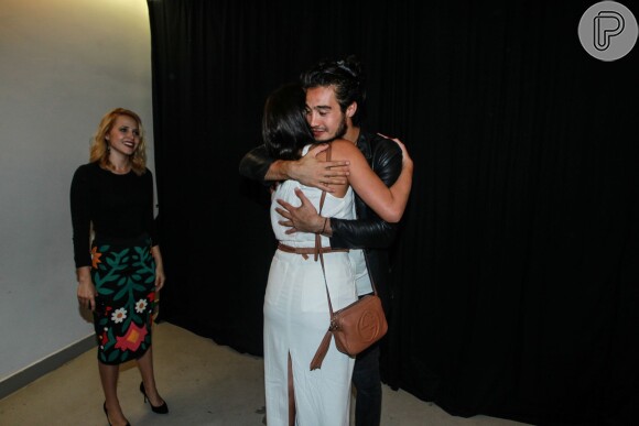 Tiago Iorc e Bruna Marquezine se abraçaram após show dele no Rio, mas evitaram posar juntos